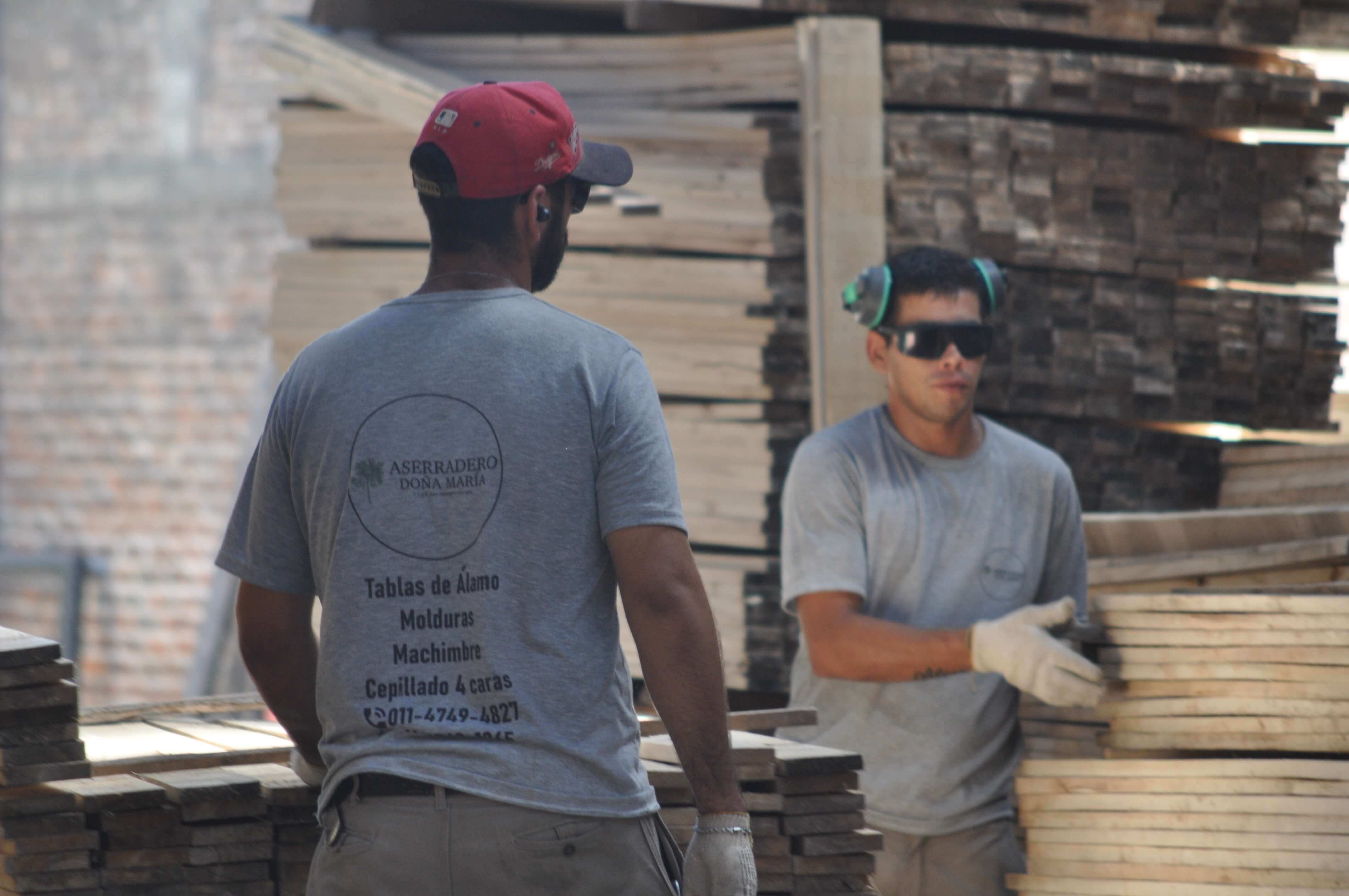 Trabajadores en el aserradero